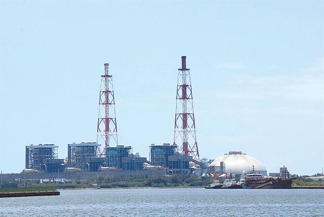 2022年3月3日興達電廠大修測試，未依標準作業程序撤卡，投入隔離開關，發生閃絡接地故障，造成電力系統分裂，影響549萬餘戶，前興達電廠長等4人遭判懲戒。（本報資料照片）