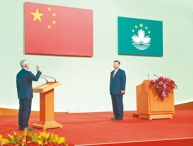 澳門20日舉行回歸25周年大會暨第六屆政府就職典禮，澳門新任特首岑浩輝宣誓就職，大陸國家主席習近平監誓。（新華社）