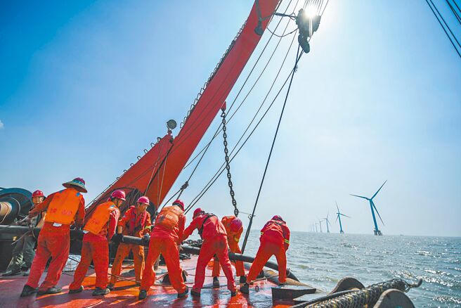 大陸散裝貨船「伊鵬3號」涉嫌破壞波羅的海兩條海底電纜，大陸已同意歐洲4國人員19日登船調查。示意圖為鋪設海底電纜。（新華社）