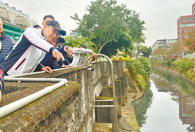 新北市長侯友宜（白衣）20日前往新莊潭底溝視察排水改善情形。（呂健豪攝）