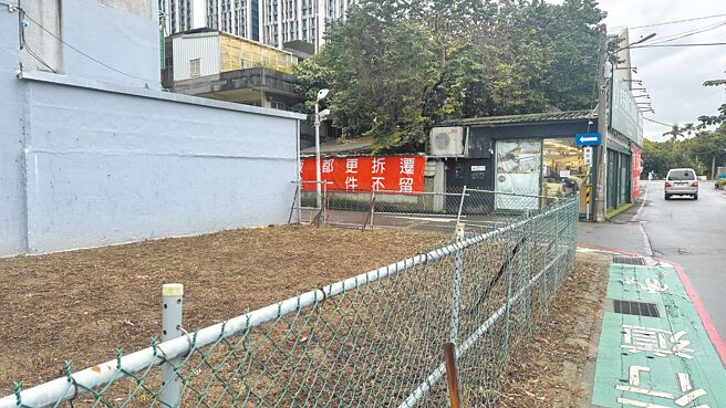 新北市新店区国小学童升上国中后，在地就学率85％，远低于全市平均95％。新北市议员陈仪君呼吁，新店十四张B单元的文中预定地，筹设国中计画应尽速推动。（贺培晏摄）