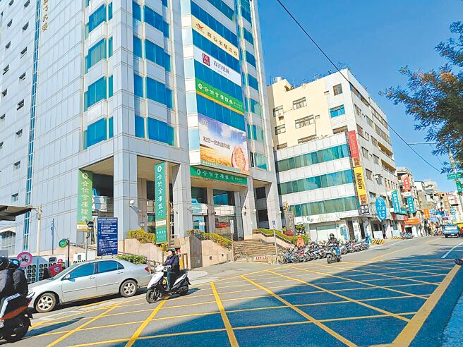 彰化縣明年度公告土地現值調整，彰化市民族路東側的中華路至合作金庫彰營支庫蟬聯「地王」寶座，每坪70.9萬元。（葉靜美攝）