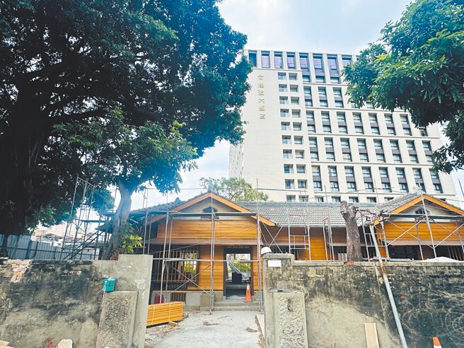 位於台南市中西區的市定古蹟「原台南刑務所木造建築群」，明年7、8月將完工，最慢年底前就能問世。（曹婷婷攝）