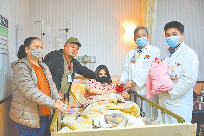 台東馬偕醫院婦產科醫師李晟令（右一）20日為陳姓產婦（中）接生，迎來他從醫生涯第1000位新生兒。（台東馬偕醫院提供／蔡旻妤台東傳真）