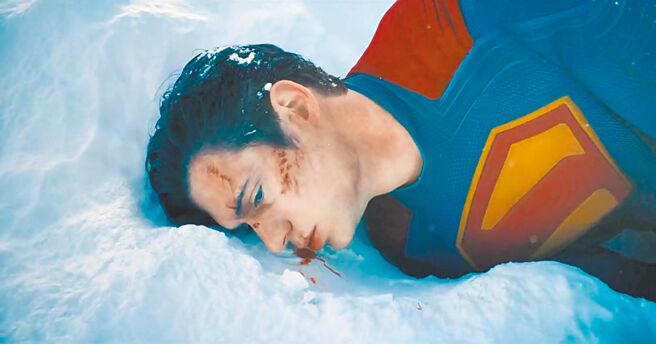 《超人》日前釋出前導預告，大衛科倫斯韋重傷躺在雪地。（摘自華納兄弟YT頻道）