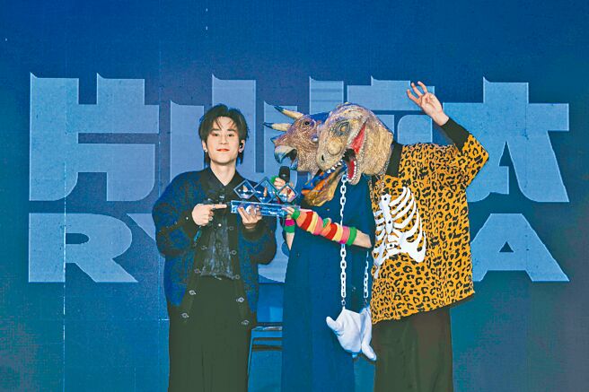 片山凉太（左）日前舉辦聽歌會，「恐龍的皮」現身力挺。（大元娛樂提供）