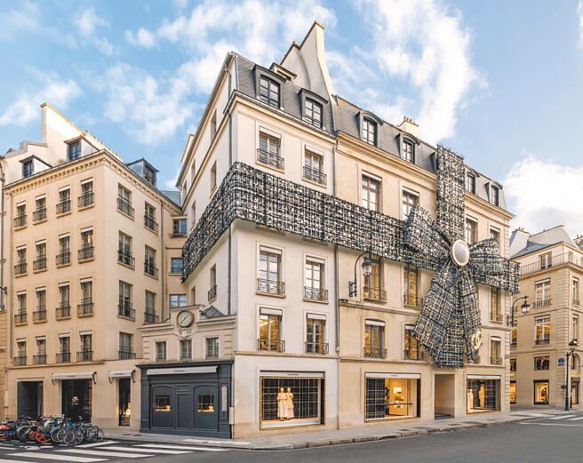 香奈儿康朋街19号精品店外观挂上宏伟的蝴蝶结装饰，相当壮观。（CHANEL提供）