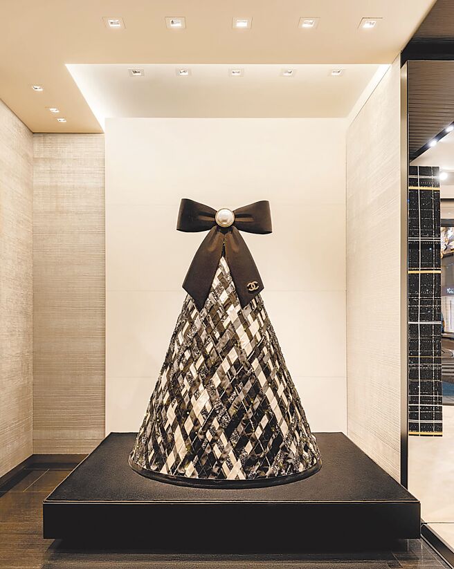CHANEL店内换上过节氛围浓厚的耶诞树。（CHANEL提供）