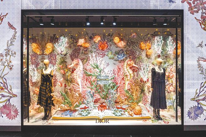 Dior于耶诞佳节期间以Dior Cabinet de la Mer主题打造Dior新光三越A4专卖店等橱窗造景。（Dior提供）