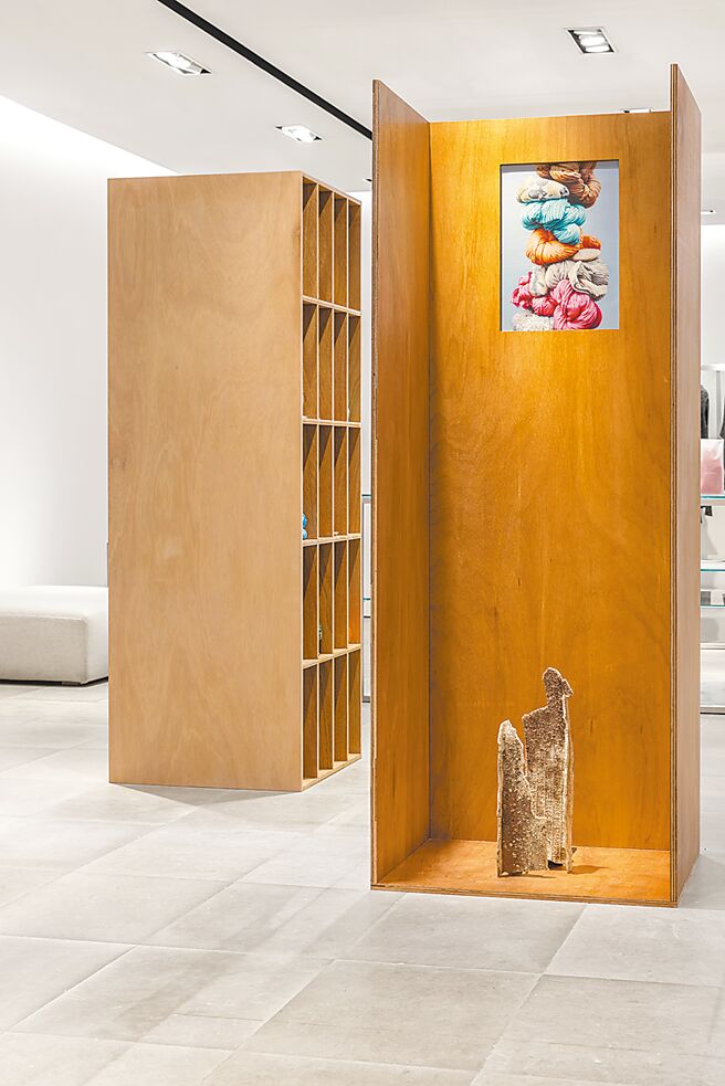 Issey Miyake草悟道门市展出李荔的陶艺作品。（君梵提供）