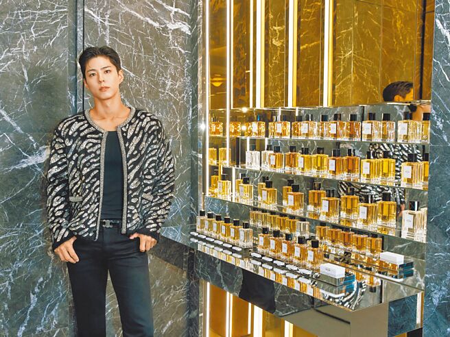 朴宝剑与心爱的Celine Haute Parfumerie高级订制香水合影。（Celine提供）