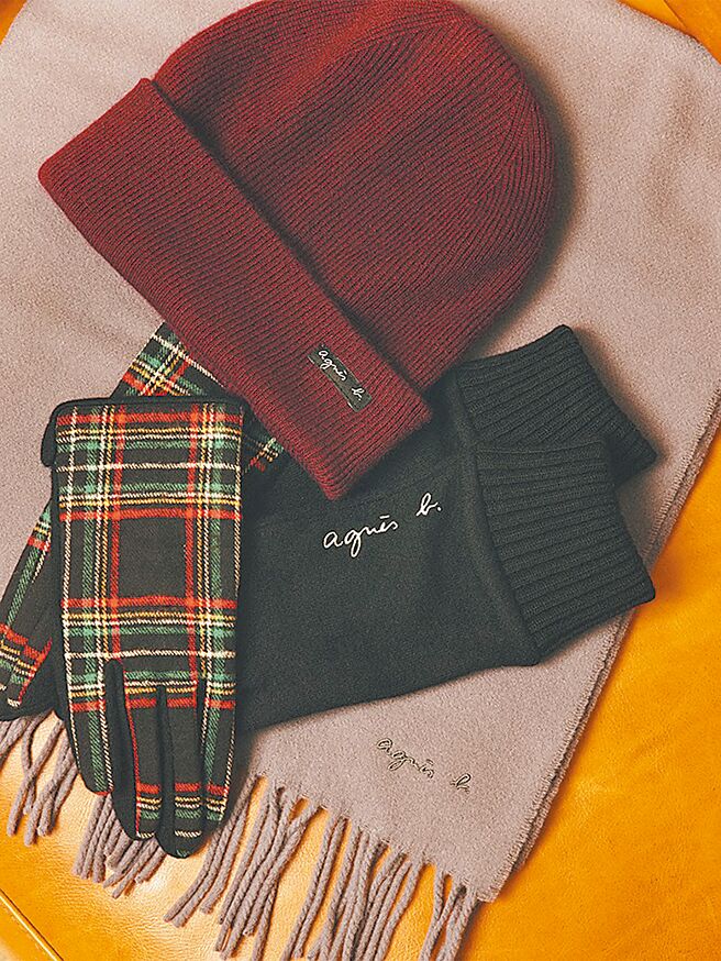 agnes b.材质柔软的各式帽款和羊毛袜，适合作为岁末佳节礼物。（agnes b.提供）