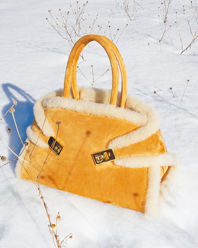 Ferragamo冬日假期系列，经典HUG包搭配麂皮内衬。（Ferragamo提供）