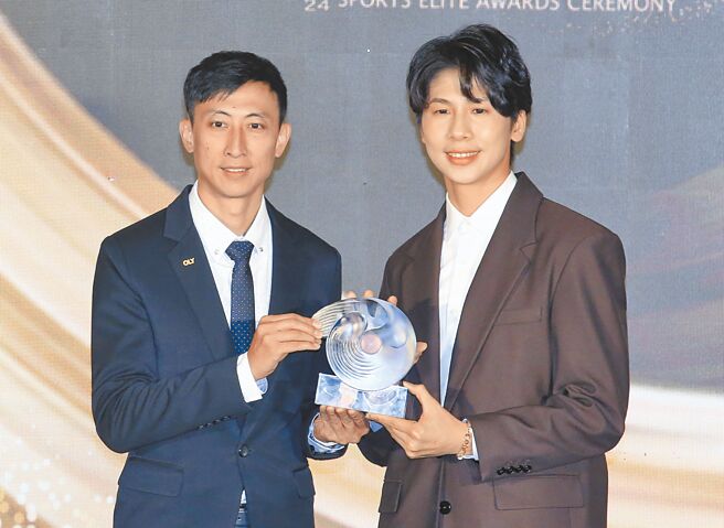 雅典奧運金牌得主朱木炎（左起）將最佳女運動員獎頒給林郁婷。（范揚光攝）