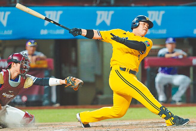 味全龙以10年总值最高1.3亿签下中信兄弟强打陈子豪。（本报资料照片）