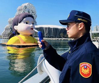 員警冬至合拍「英熙娃娃」 酒駕宣導？網笑炸：看來喝不少