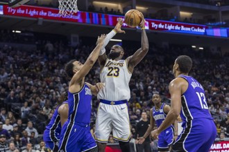 NBA》一眉低迷換詹皇爆發摘32分 湖人驚險作客再退國王