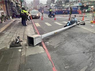 樹林路燈疑基座鬆脫突倒塌 老婦撞上摔車受傷！畫面全拍下