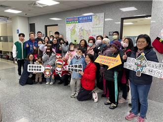 消防員化身耶誕老公公 大人小孩歡樂學防火