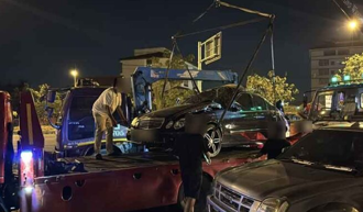 16岁泰少开宾士载妹子 失控喷飞卡货车斗！惊险画面曝