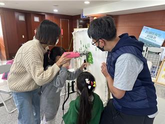 提前過耶誕節 童綜合醫院邀60名大小朋友製作簇絨杯墊