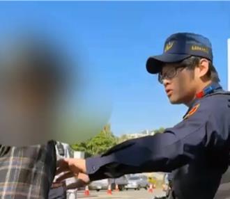 不滿施工需改道！ 台南火爆翁「攜鐮刀」打女警下場曝