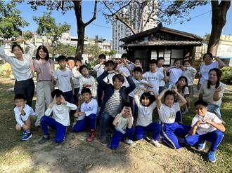 屏东建国国小合唱团祖孙同台 乖孙帮阿嬷写谱标注音超有爱