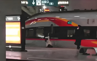 隻手擋高鐵列車？廣州旅客扒車門手指遭夾拖行驚險萬狀