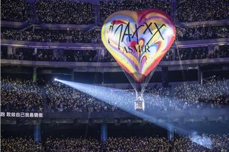 直擊》張惠妹超狂舉動曝光！大巨蛋驚見「熱氣球升空」震撼4萬人