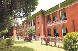 諾獎得主授課 台大政經學院名師多