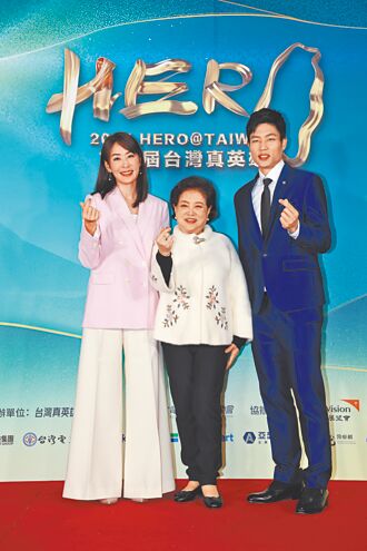 陳淑芳頒獎真英雄 感念崔小萍