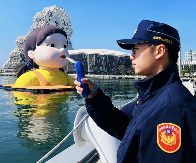 高雄有员警拿着酒测仪，以借位拍摄手法和「英熙娃娃」合拍，并且藉机酒驾宣导，也让不少网友认为很有梗。（图／翻摄脸书盐埕警-驳二驿站）