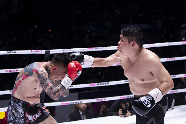 「亚洲统神」张嘉航和「蹦板」吕育铨21日进行拳战，双方你来我往、互不相让。（图／锴睿国际提供）