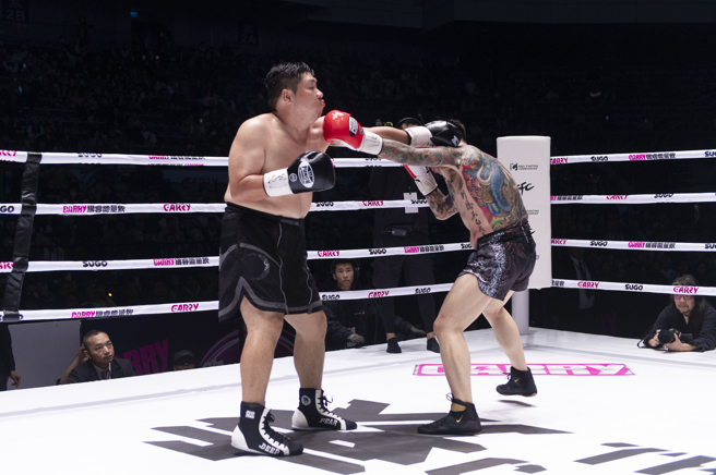 「亚洲统神」张嘉航和「蹦板」吕育铨21日进行拳战，双方你来我往、互不相让。（图／锴睿国际提供）