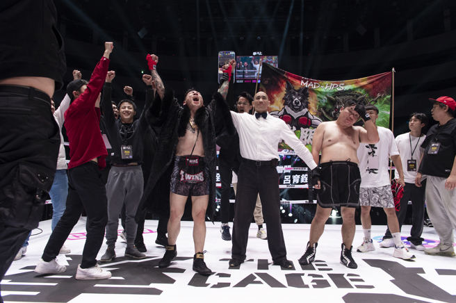 「亚洲统神」张嘉航和「蹦板」吕育铨进行拳战，最后蹦板获胜，统神赛后气到大骂。（图／锴睿国际提供）