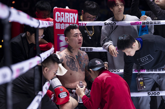 「亚洲统神」张嘉航和「蹦板」吕育铨进行拳战，打满六回合，最后蹦板获胜。（图／锴睿国际提供）