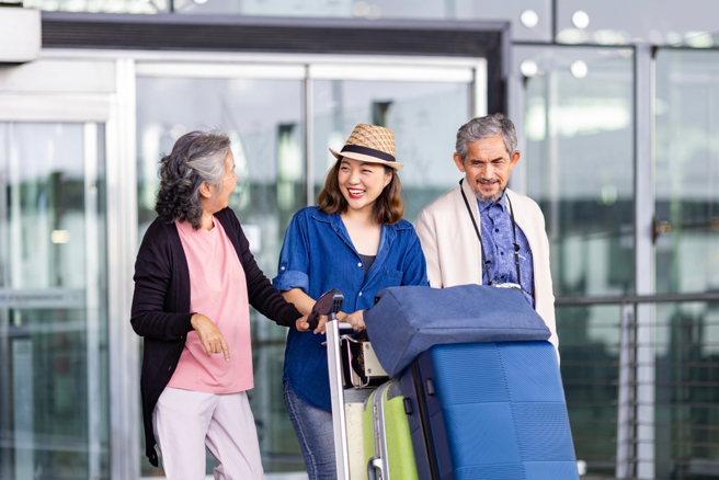 不少长辈开始流行「SKI旅游」，寧愿把钱花在当下享受，帮孩子支出旅费，而不是刻意留遗产给后代。（图：shutterstock／达志）