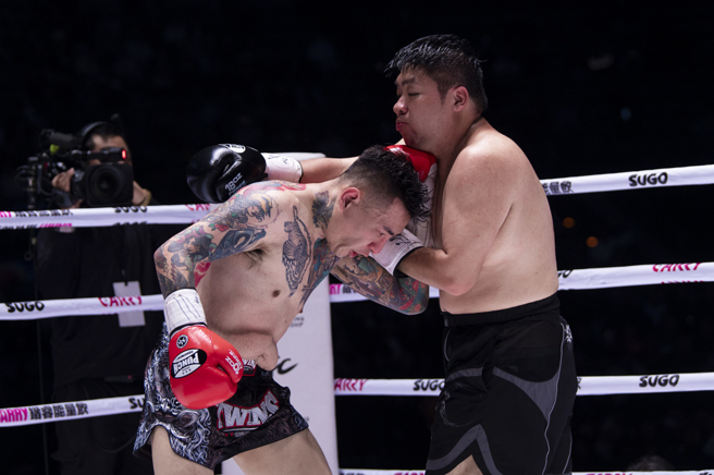 「亚洲统神」张嘉航和「蹦板」吕育铨21日进行拳战，双方你来我往、互不相让。（图／锴睿国际提供）