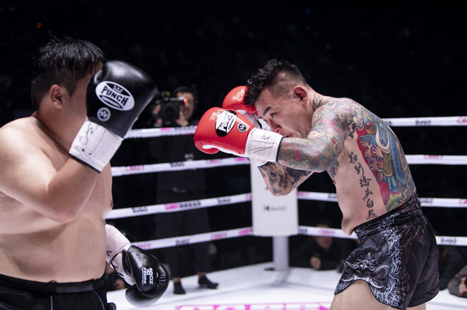 统神大骂比赛结果不公，同时认为蹦板防御姿势蹲过低。（图／锴睿国际提供）