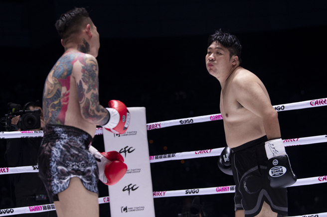 「亚洲统神」张嘉航和「蹦板」吕育铨21日进行拳战，双方战完6回合体力耗尽，最后蹦板获胜。（图／锴睿国际提供）
