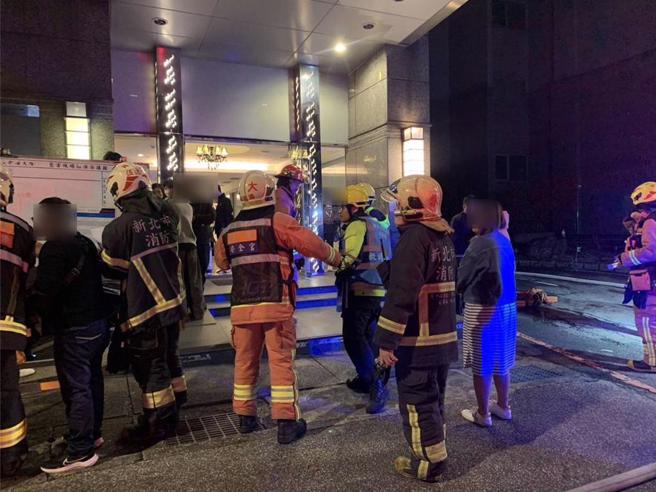 新北市中和区和城路商旅凌晨传出火警，警消疏散40余人。（民眾提供）