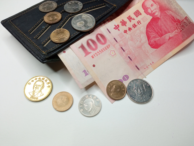 通货膨胀影响物价，不少民眾感嘆薪水没涨。（示意图，shutterstock／达志）