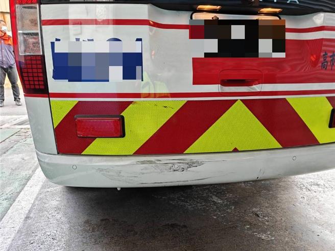 12月22日上午7时许，高雄一辆救护车（见图）行经鸟松区东山路，当时救护车为了送病患就医，过红灯不停，刚好27岁李姓女子骑乘的机车沿着水管路至该路口，反应不及而擦撞救护车的左后车尾。（翻摄照片／林瑞益高雄传真）