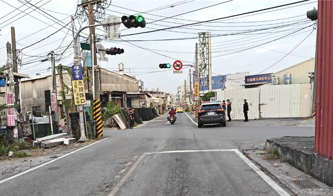 12月22日上午7时许，高雄一辆救护车行经鸟松区东山路，当时救护车为了送病患就医，过红灯不停，刚好27岁李姓女子骑乘的机车沿着水管路至该路口，反应不及而擦撞救护车的左后车尾。图为车祸路口。（翻摄照片／林瑞益高雄传真）