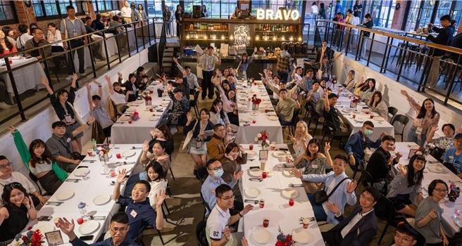 台北市民政局每年皆办理多场不同主题的单身联谊活动，台北市议员曾献莹建议，北市府可建立平台让民间企业参与，让企业出钱、出资源也出人，扩大量能，帮助更多年轻人找到适婚对象。图为永丰银行与政府及企业合办单身派对，吸引120位单身男女参与。（永丰银行提供／刘彦宜台北传真）