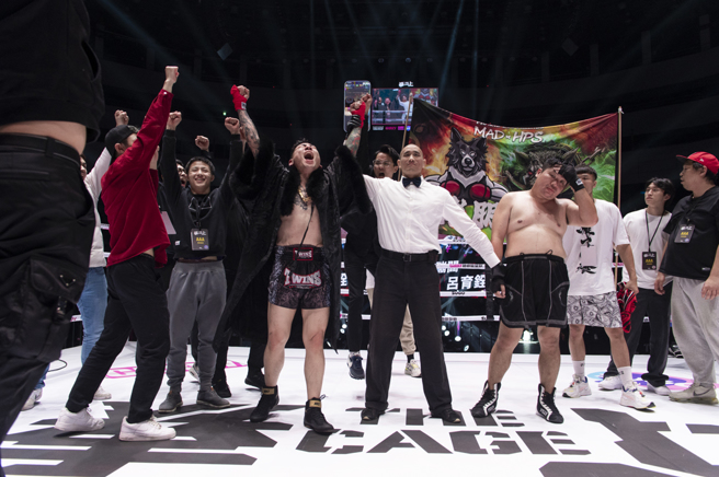 蹦板在拳赛获胜，让统神气到不满大骂。（图／锴睿国际提供）