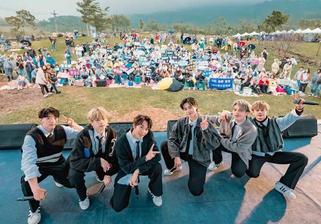 日不落音乐祭让六十石山大草原变「歌迷野餐区」。（谷动日不落音乐祭提供）