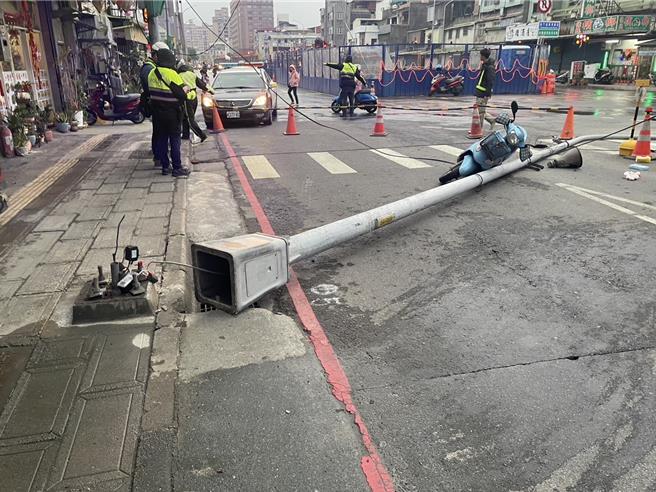 树林八德街路灯突然倒塌，老妇人撞上摔车受伤。（警方提供）