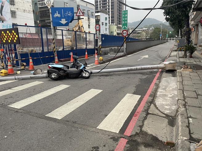 树林八德街路灯突然倒塌，老妇人撞上摔车受伤。（警方提供）