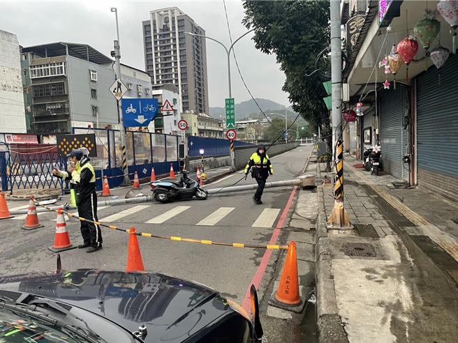 树林八德街路灯突然倒塌，老妇人撞上摔车受伤。（警方提供）